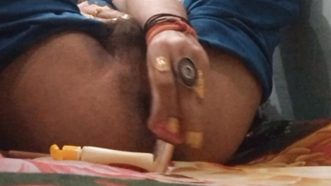 แต่งตัวข้ามเพศอินเดียใช้เล็บทาสีเพื่อเย็ดตูดเป็นดิลโด้