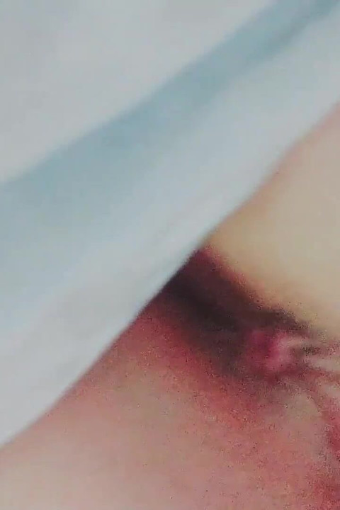 ミルフが濡れた膣で遊ぶ