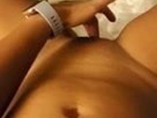 Usbekische MILF masturbiert ihre rasierte Muschi