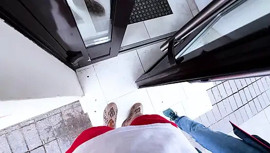 Sürtük kızıl saçlı genç kız yabancı tarafından sikiliyor