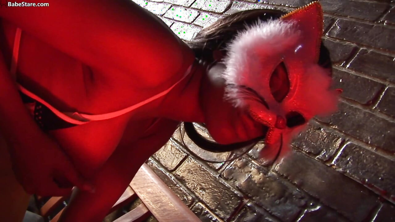 Une fille habillée en costume et talons séduit un homme dans cette vidéo de sexe interracial