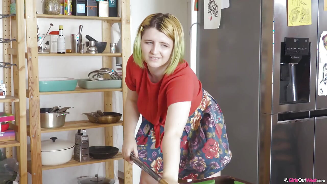 Игроки в бассейн с большими сиськами лижут и трахают пальцами волосатые пизды и наслаждаются анальным лизанием очка во время лесбийского тройничка