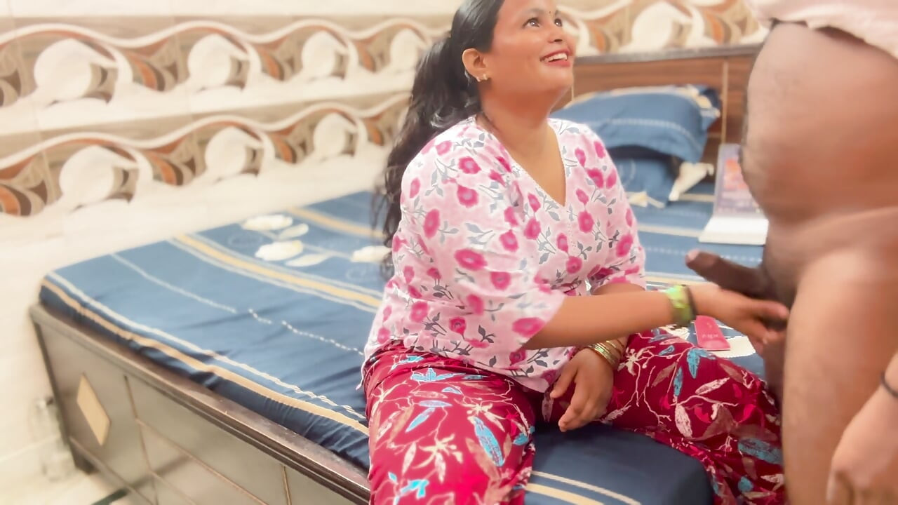 Chica india de ventas se usa completamente en la prueba hardcore de su crema sexual secreta