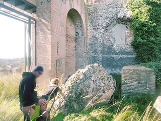 Um 90 nas ruínas romanas com um plugue