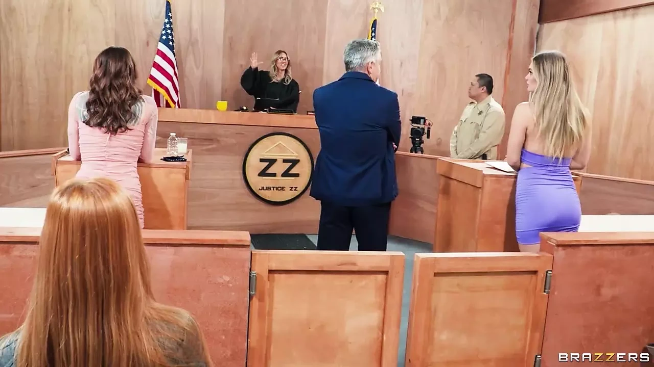 Sexcourt！一个奶子给吐口水的Natalia Starr，Chantal Danielle Brazzers