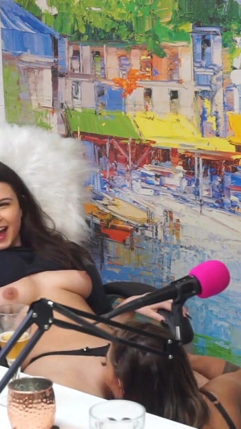 Unvergesslicher Moment aus "Flavia Oliver führt während der Aufnahme des Podcasts in Kalifornien oralsex auf Natasha durch"