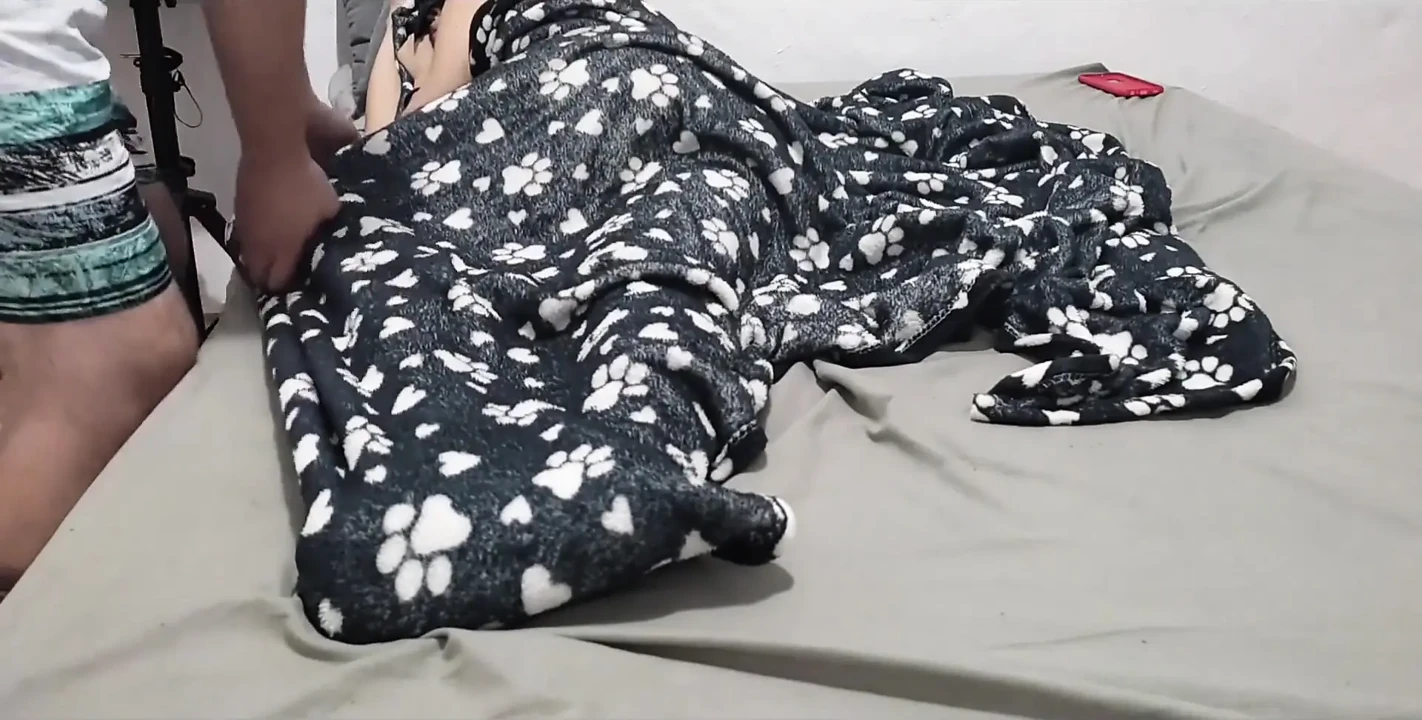 我的继妹喜欢在我父母不在的时候吮吸我的鸡巴