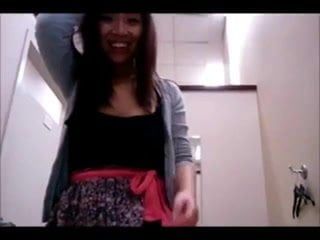 Stygg hmong i omklädningsrummet