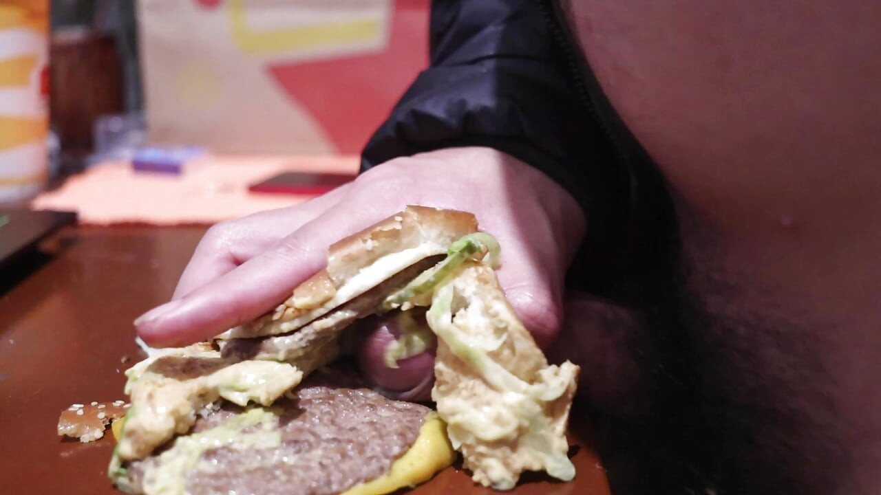 kneppe og ødelægge en burger