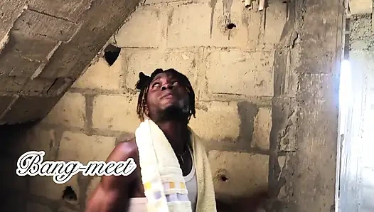 Tamamlanmamış binamda bir yabancıyla tanışıyorum