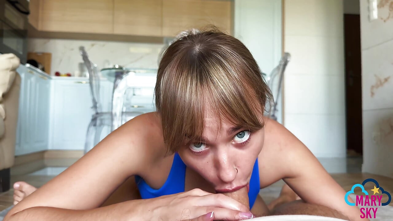Meine Mitbewohnerin Wählte Einen Tiefen Blowjob Über Yoga