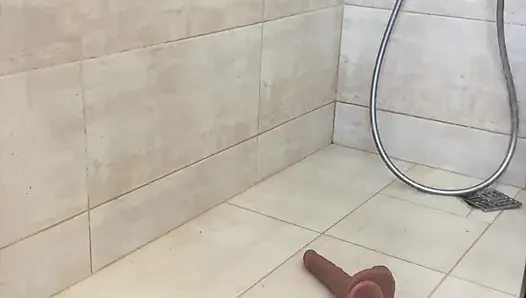 Cewek sange ini lagi asik muasin lubang pantatnya pakai dildo di kamar mandi!
