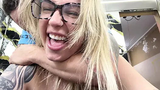 Nerd kız, ilk kez cuckold'un sikini yüzünde, ağzında ve götünde hissediyor