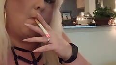 Blancagirlbbw tomando una sesión de humo rápido