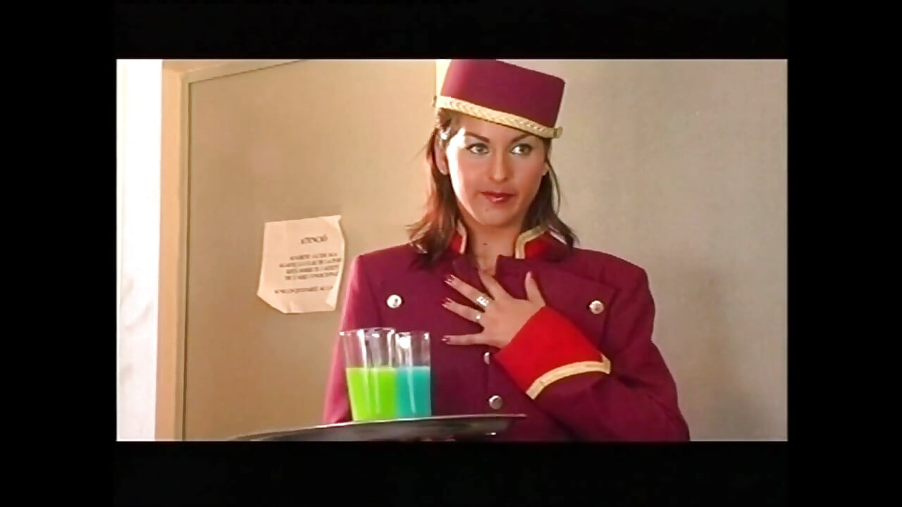 Kıllı amcıklı harika genç sürtük otel odasında sikiliyor ve ağzına boşalıyor