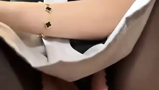 Alışveriş merkezinin içindeki kahve dükkanında boşaldım