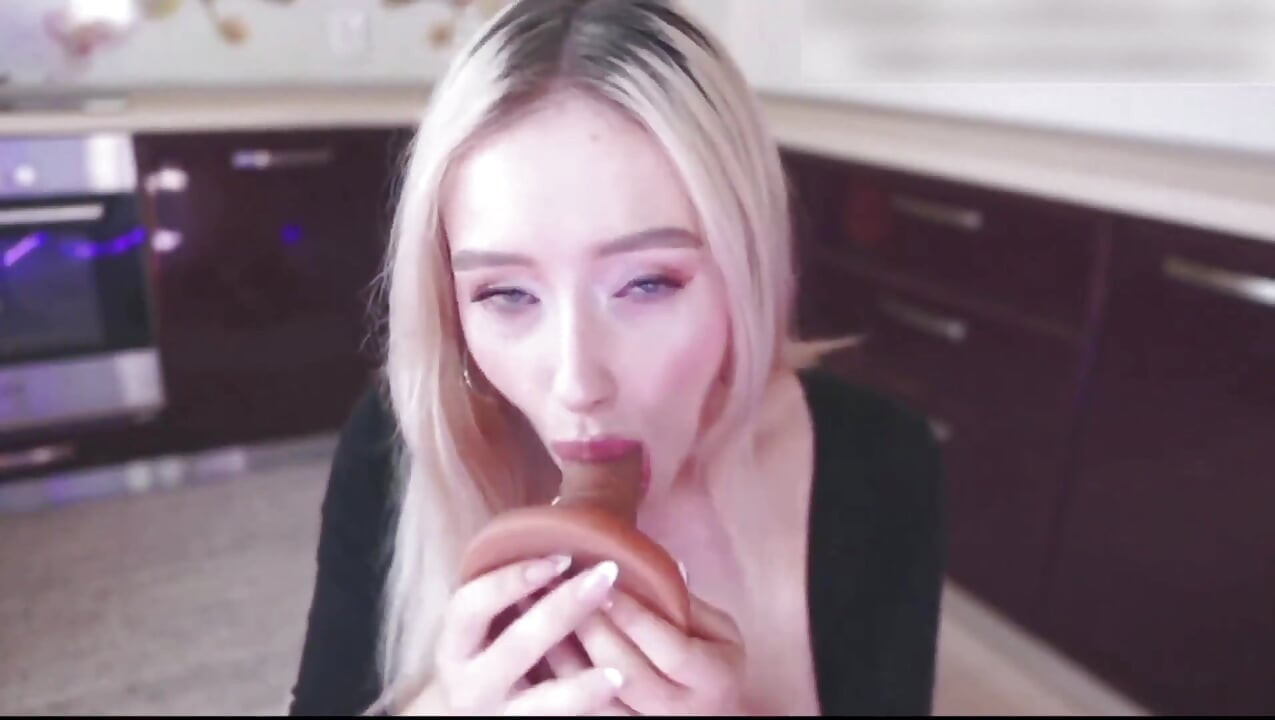 Cette fille excitée se fait baiser par la chatte et éjaculer au fond de sa gorge