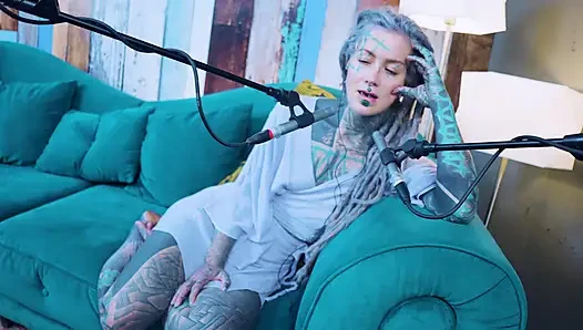 L - aşk hakkında konuşuyorum - asmr podcast sfw konuşuyor gotik sıska kız dreadlocks dövmeli model dövmeli kız