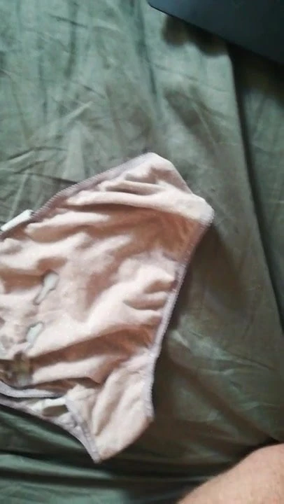 Je crache sur la culotte d'une amie