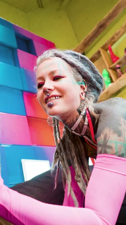 Dreadhead alt kız büyük beyaz yarakla götünü parçalıyor - genişletme ve atm | Klip 1