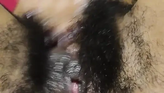 behaartes und freches schwarzes mädchen hat viele squirts