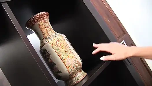 Hot chicks spit & chow down on pussy