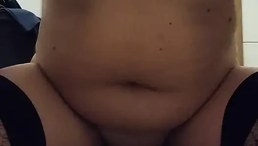 Auf Befehl meines Meisters folter ich meine fotze und brustwarzen mit klemmen und gewichten, während ich dildo ficke. Ich liebe es, meinem meister zu dienen