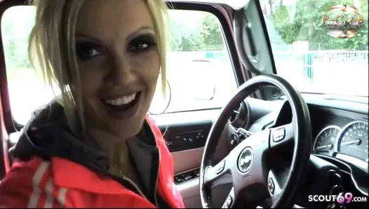 Настоящий анальный секс с кримпаем в любительском видео с немецкой милфой-проституткой в машине