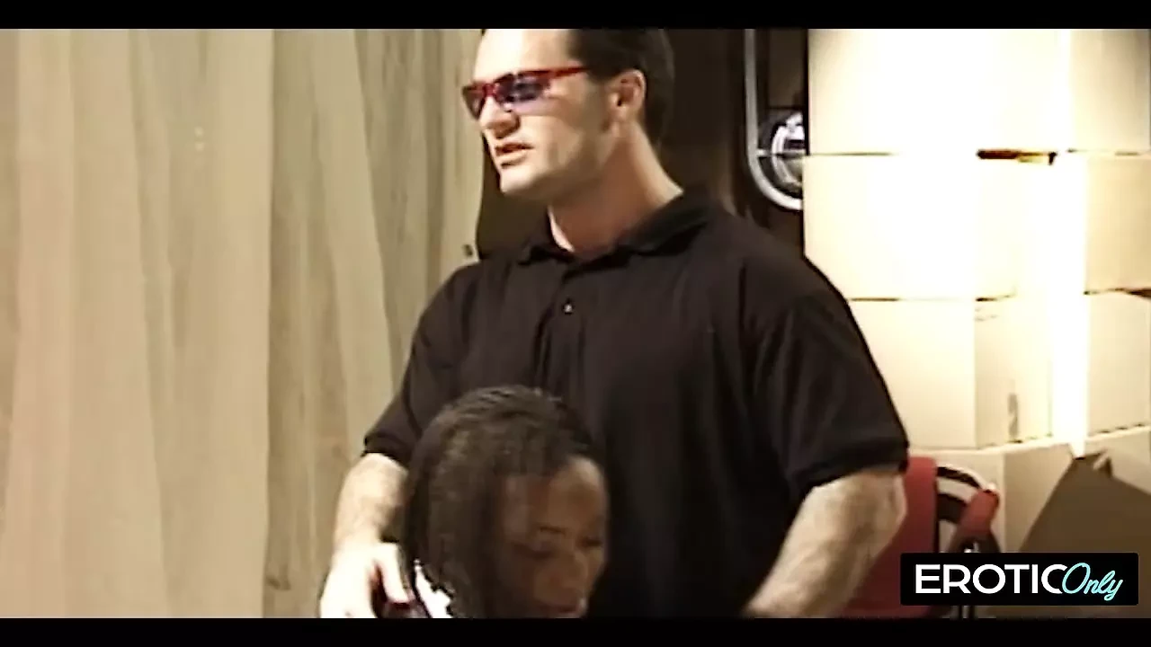 Deutsche geile Mutter überlässt nichts dem Zufall im Büro