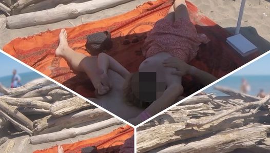 Esibizione insegnante all'aperto Amatoriale Milf sega un Grosso Cazzo in pubblico nella spiaggia nudisti di fronte a guardoni con sborrata 2