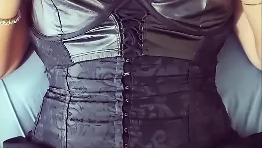 Готическая девушка сейчас горяча и хочет играть с ее огромными сиськами