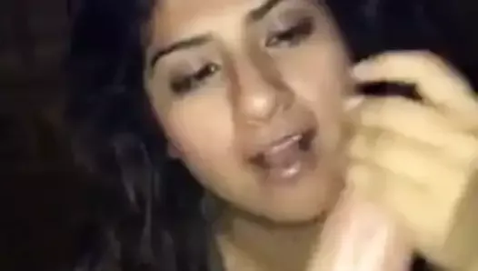 Une indienne suce une grosse bite blanche avec un facial
