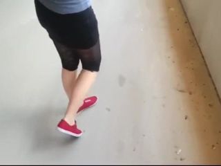 Dziewczyna musi siusiać i moczyć swoje legginsy na pokładzie parkingowym