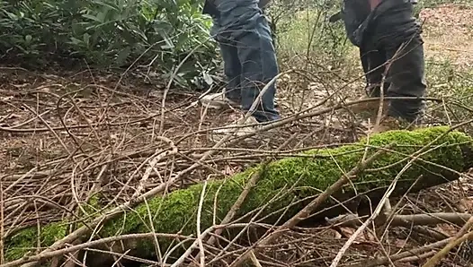 Жена-милфа в лесу в настоящем любительском видео.