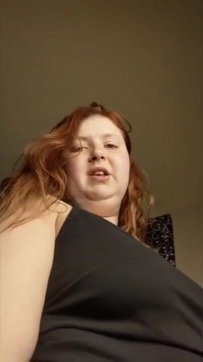 Giantess تهيمن على الزوجين