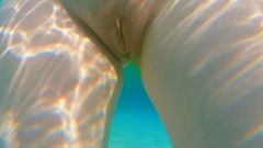 Okrągłe duże naturalne cycki rudowłosa mamuśka w morzu