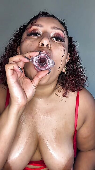 Latină excitată cu fundul jucându-se cu un dildo