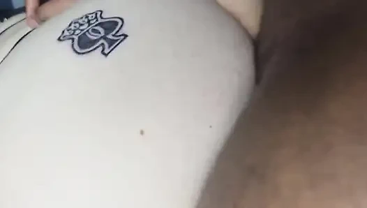 Королева королевы принимает большой черный член грубого блонда