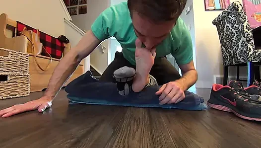 Heißer Personal trainer gefesselt und gnadenlos auf ihren verschwitzten Achselhöhlen, bauch, harten nippeln & nackten Sohlen nonstop gekitzelt!