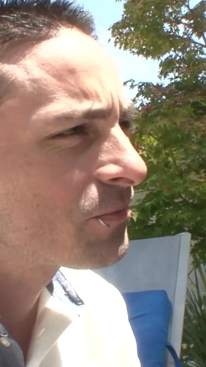 Momento di condivisione da "Dato che nessuno è a casa, la mora può divertirsi cavalcando il suo dildo"