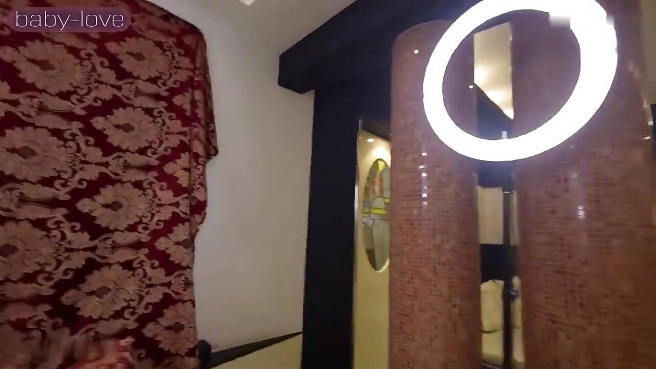 Hermosa terapeuta de masaje alivia más que el estrés en una sesión privada que sale del guión sin censura