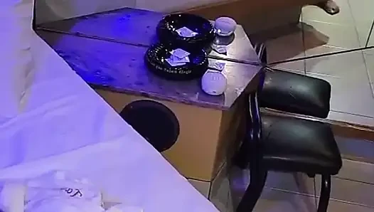 Arjantinli göt deliği bir otelde bir boğayla tanışıyor ve kocasına çok sert sikiliyor bir video gönderiyor