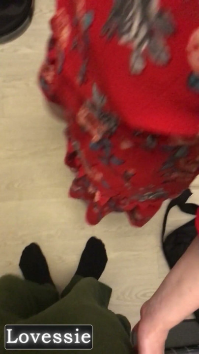 빨간 드레스를 입은 아름다운 밀프가 발코니에서 이웃 남자의 자지를 빨아주고, 그를 집 안으로 초대했다 - Lovessie | 클립 2