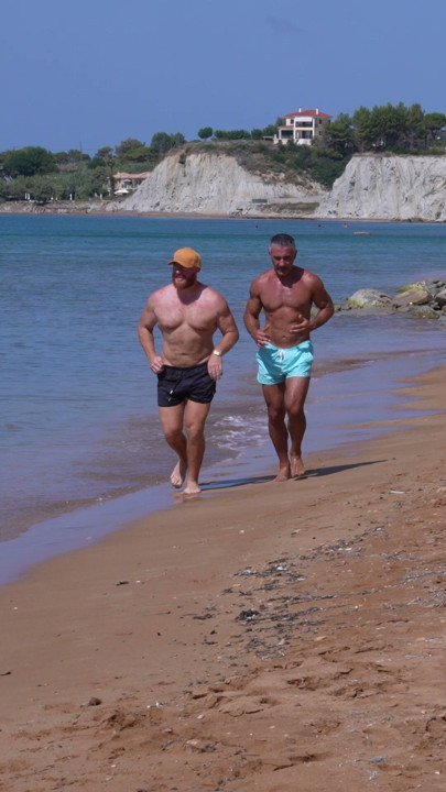 Partouze à quatre sur la plage