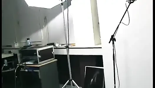 Миниатюрная шлюшка обожает большой хуй в ее киске