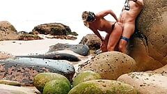 Plajda sikişiyor sakso ve evli kadının göğüsleri halka açık açık deniz plajında boşalıyor