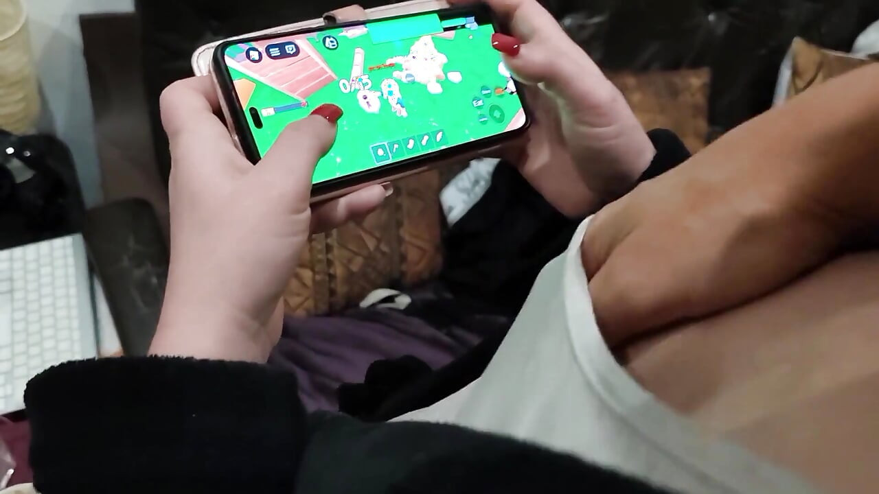 Sambil berlutut dan nyepong kontol besar itu!