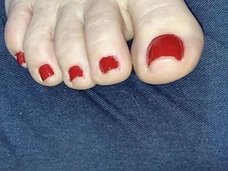 Die schmutzigen roten Zehen und Sohlen der Ehefrau müssen gereinigt werden