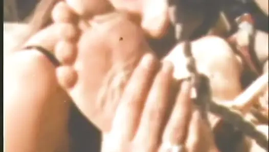 Tiefer intensiver orgasmus für eine kleine retro-schlampe!