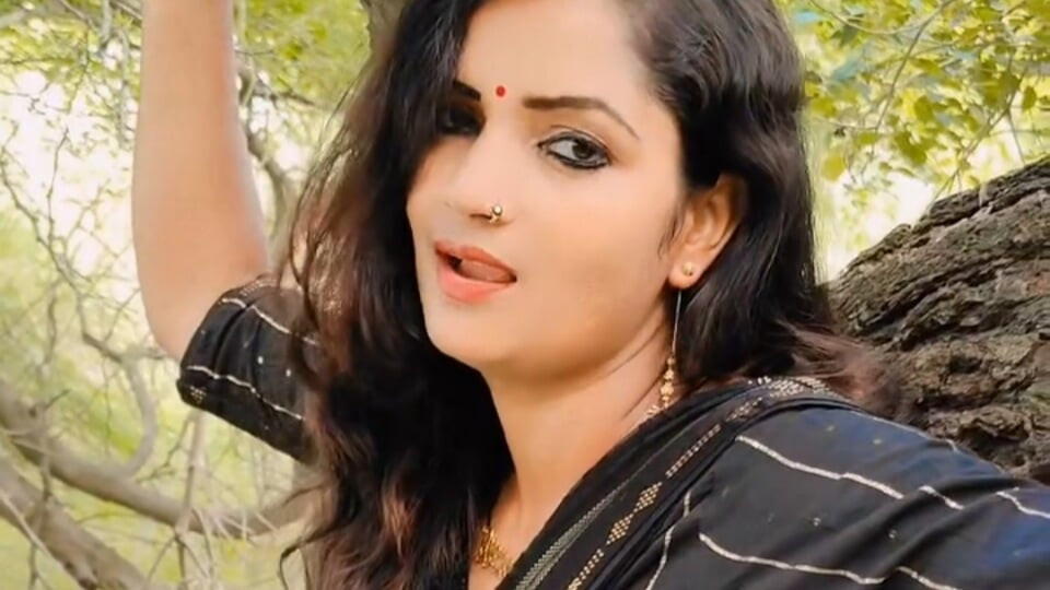 Horny Bengali secretary fucks her boss in Delhi to maintain her sexy figure